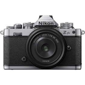 Fotocamera Mirrorless Nikon Z fc, 20,9 MP, 4K, Wi-Fi + Obiettivo 28 mm f/2,8, Nero-Argento