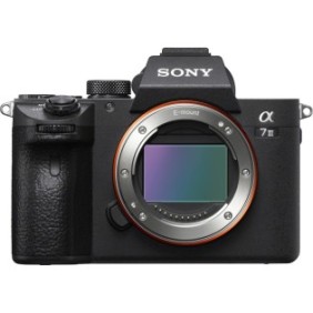 Fotocamera mirrorless Sony Alpha A7III, 24,2 MP, full-frame, corpo macchina, attacco E, 4K HDR, messa a fuoco 4D, Wi-Fi, NFC, ISO 100-51200, Nero